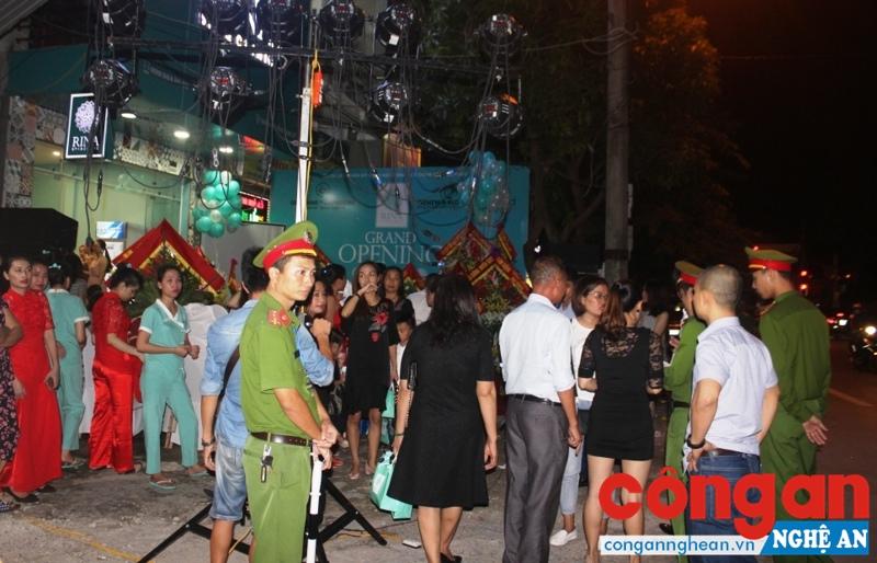 Đội CSTT-Cơ động xử lý việc sử dụng hệ thống lắp đặt đèn chiếu sáng trên vỉa hè tại nơi khai trương RINA