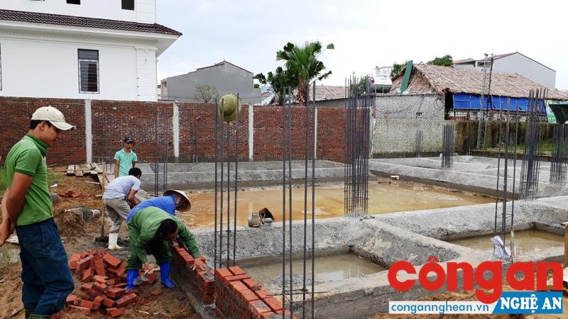 Khu đất gần 1.000 m2 được đổ xong phần móng trong đêm 15/10 (Ảnh chụp sáng 16/10/2017)