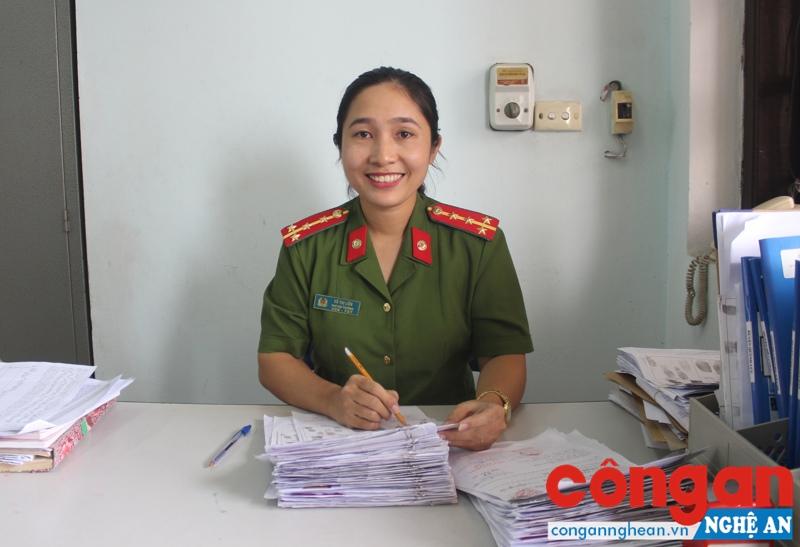 Đại úy Võ Thị Liên luôn tận tụy với công việc