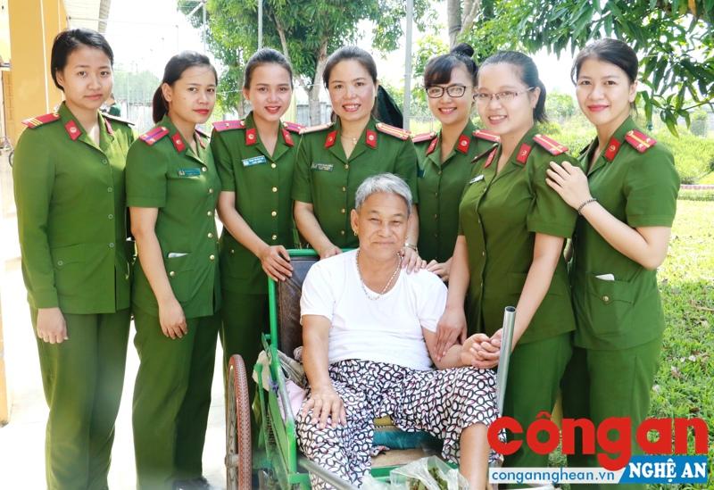 Hội Phụ nữ Cảnh sát PC&CC thăm hỏi, tặng quà cho thương, bệnh binh tại Trung tâm Điều dưỡng thương binh tâm thần kinh dịp 27/2