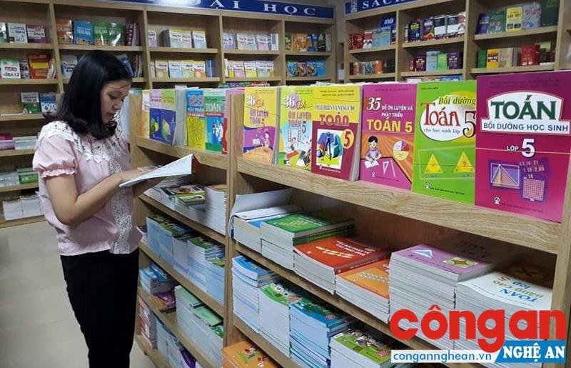 Nhiều phụ huynh như lạc vào “ma trận” khi tìm mua sách tham khảo cho con em mình