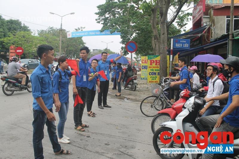 Đội SVTN thiết lập hàng rào mềm hướng dẫn giao thông tại ngã 3 đường Lê Duẩn, Bạch Liêu, Cù Chính Lan