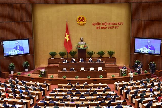 Thủ tướng Nguyễn Xuân Phúc trình bày báo cáo - Ảnh VGP/Nhật Bắc