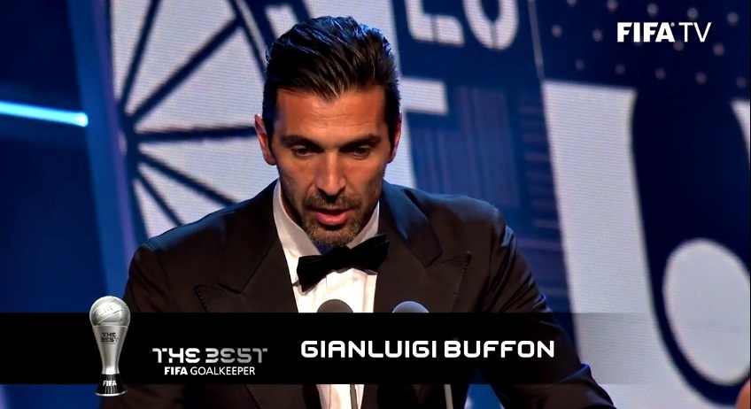Buffon đã rơi lệ trên bục nhận giải