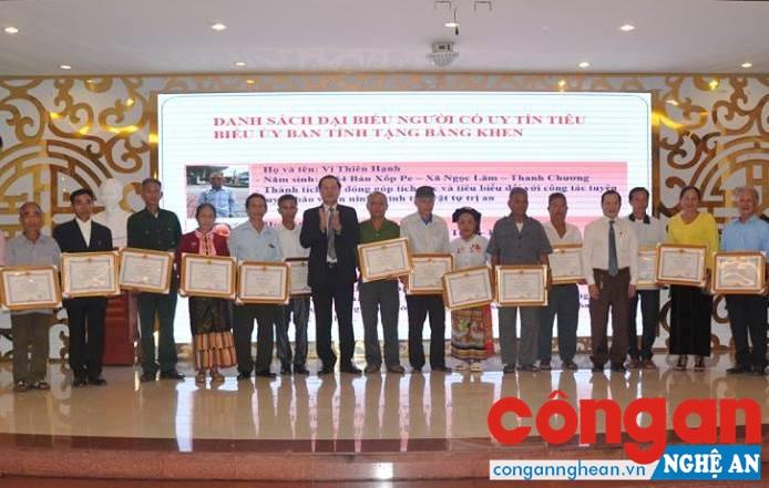 Trao Bằng khen của Chủ tịch UBND tỉnh cho 19 người có uy tín tiêu biểu