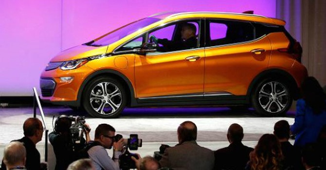Mẫu Chevrolet Bolt EV trình làng tại North American International Auto Show tại Detroit hồi tháng 9 vừa qua. Ảnh: Reuters