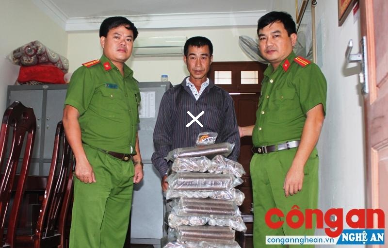 Đối tượng (x) cùng tang vật tại cơ quan Công an