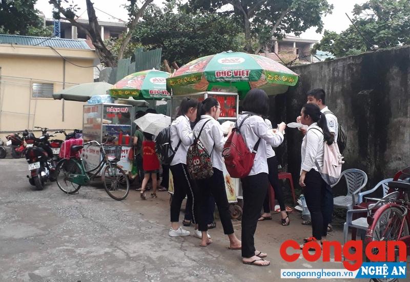 Những món quà vặt không đảm bảo ATVSTP nhưng với giá rẻ, màu sắc bắt mắt, hương vị lạ miệng dễ dàng thu hút các em học sinh
