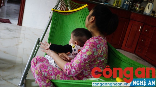 Mẹ cháu bé