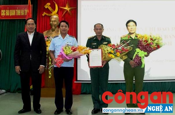 Tập thể Hải quan, Biên Phòng, Công an nhận thư khen của Thủ tướng