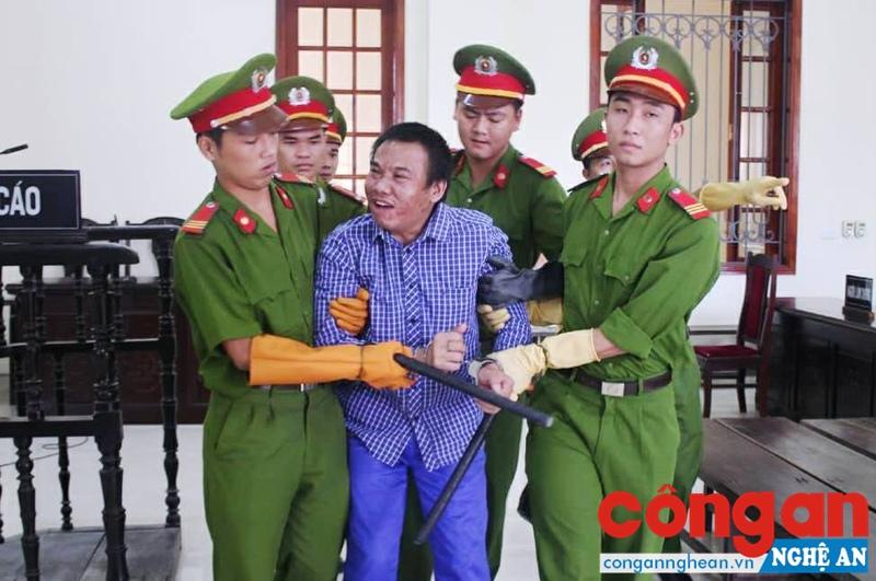 Đối tượng Phan Công Trọng bị nhiễm HIV và có biểu hiện về tâm thần kinh gây không ít khó khăn cho cán bộ quản giáo