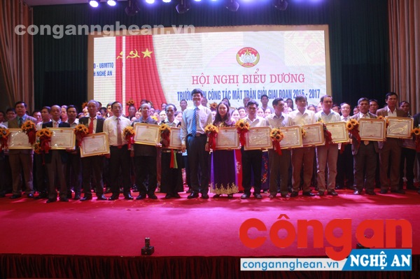  Trao thưởng 88 Trưởng ban công tác mặt trận giỏi
