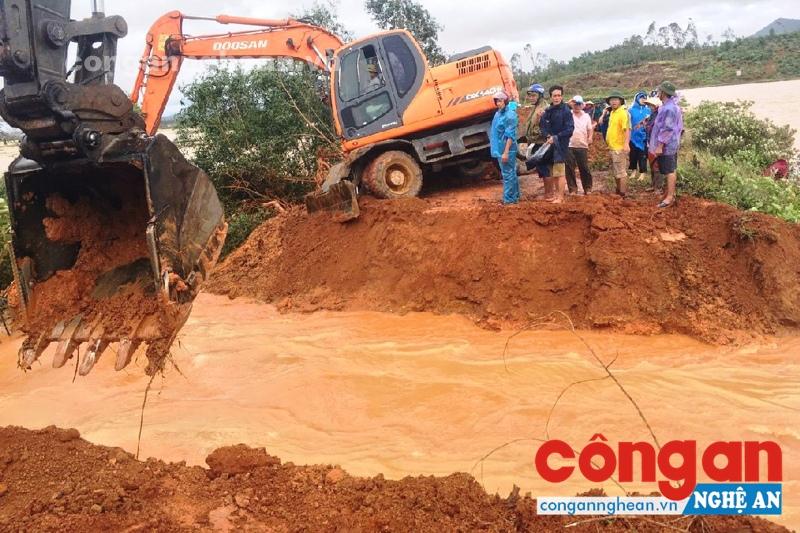 Dùng máy múc mở cửa xả tràn để cứu đập Trại Gà tại huyện Nghi Lộc