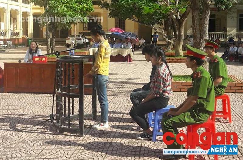 Phiên tòa giả định được thực hiện bằng hình thức sân khấu hóa với đầy đủ trình tự, thủ tục và thành phần tham gia