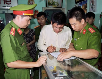 Cơ quan CSĐT Công an TP.Vũng Tàu thi hành lệnh bắt đối với bị can Nguyễn Bá Hội.