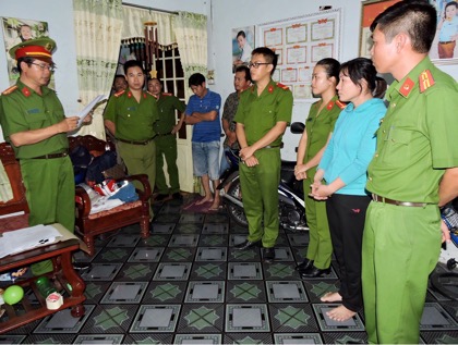 Cơ quan CSĐT Công an TP.Vũng Tàu đọc lệnh bắt đối với bị can Hoàng Thị Hiệu.
