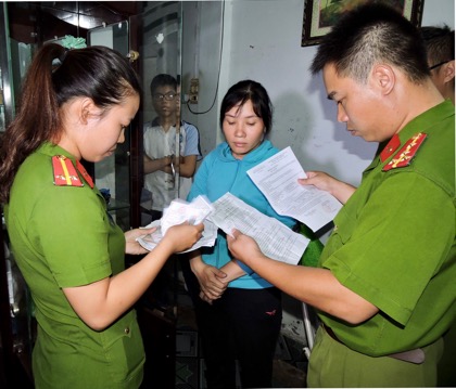 Cơ quan CSĐT Công an TP.Vũng Tàu khám xét thu giữ nhiều giấy tờ tại nhà bị can Hoàng Thị Hiệu.