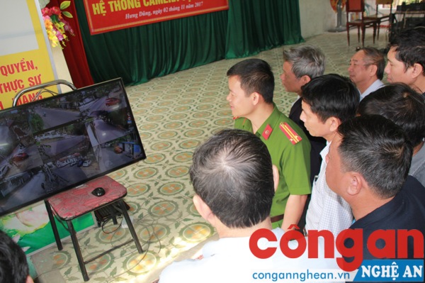 Các đại biểu theo dõi quy trình vận hành hệ thống camera an ninh