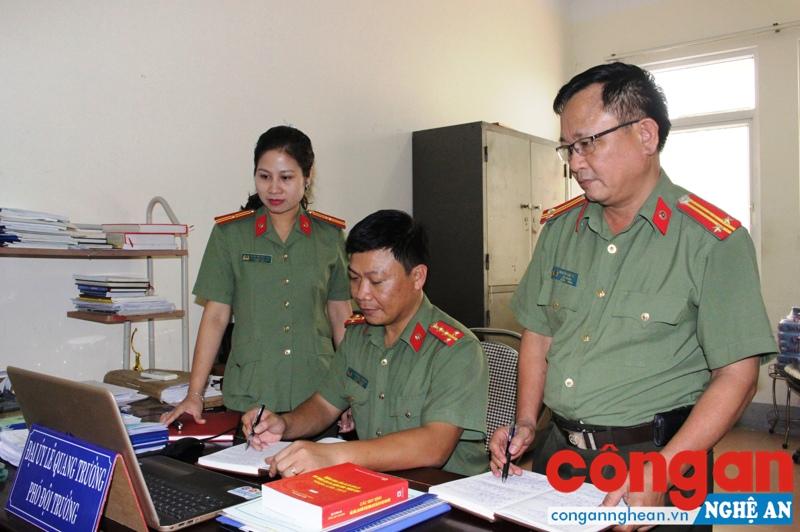 Lãnh đạo, chỉ huy Phòng An ninh chính trị nội bộ trao đổi nghiệp vụ về công tác bảo vệ bí mật Nhà nước