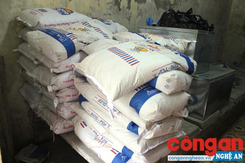 Các bao tải đựng ngô in nhãn mác nước ngoài.