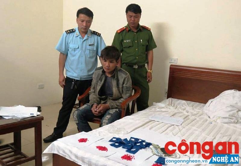 Đồng chí Trần Đình Phong (ngoài cùng bên trái) trong chuyên án bắt đối tượng Lê Chung Dũng cùng tang vật