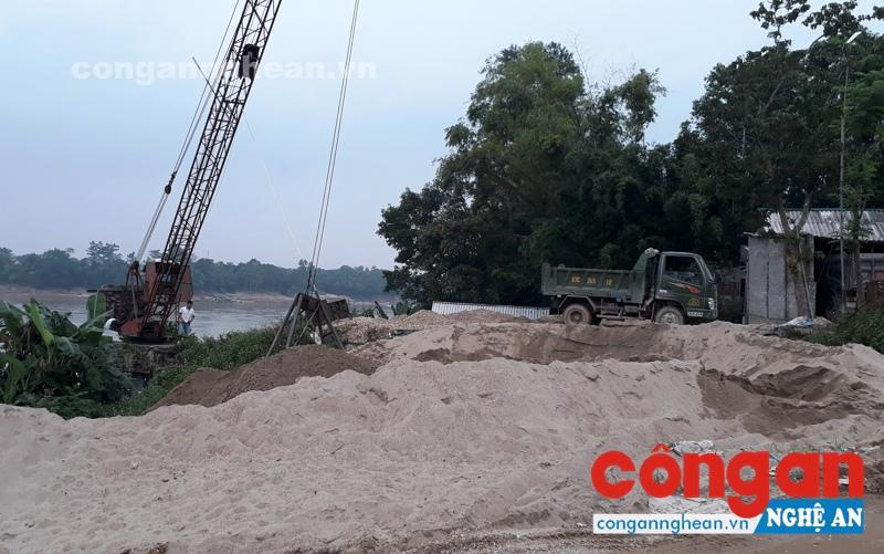 Chưa được các cơ quan chức năng cấp phép, bến cát tại xóm 9, xã Thanh An vẫn ngang nhiên hoạt động