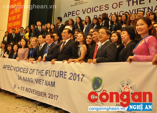 Đại biểu tham dự Diễn đàn chụp ảnh lưu niệm