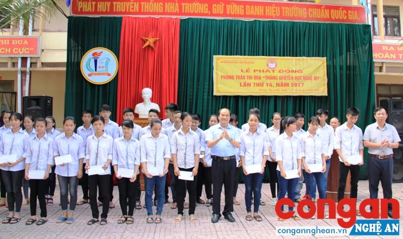 Hội Khuyến học tỉnh trao quà cho các học sinh nghèo vượt khó tại Lễ phát động phong trào thi đua “Tháng khuyến học Nghệ An” lần thứ 14