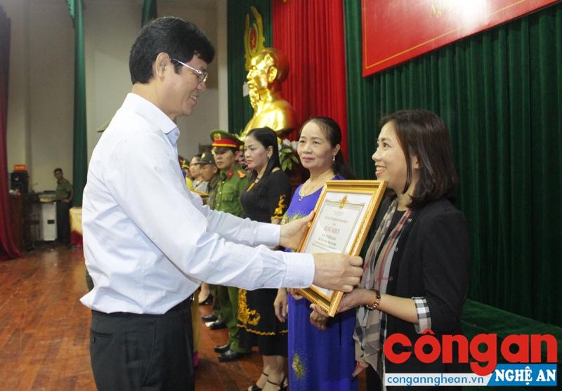 Thừa ủy quyền, đồng chí Lê Xuân Đại, Phó Chủ tịch Thường trực UBND tỉnh trao Bằng khen của Chủ tịch UBND tỉnh cho các tập thể, cá nhân