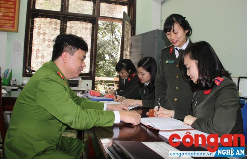 Công an các đơn vị, địa phương nỗ lực đơn giản hóa thủ tục hành chính, nâng cao hiệu quả công tác chuyên môn