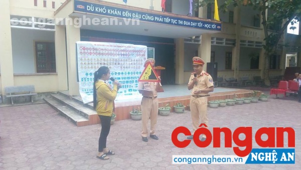 Để tăng thêm tính hiệu quả của công tác tuyên truyền, các đồng chí CSGT đã đưa ra các câu hỏi cho các em học sinh bằng hình ảnh trực quan, sinh động...