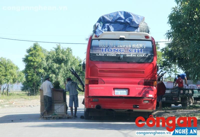 Xe khách chạy tuyến Diễn Châu - Lào đang “ăn hàng” tại Khu công nghiệp Diễn Hồng