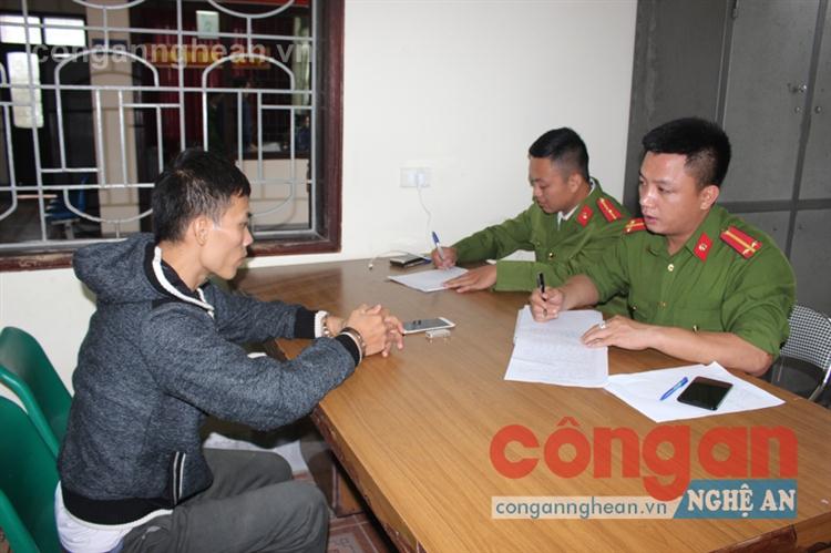 Cán bộ Công an phường Hưng Dũng                                            lấy lời khai đối tượng Lữ Đức Nhật 