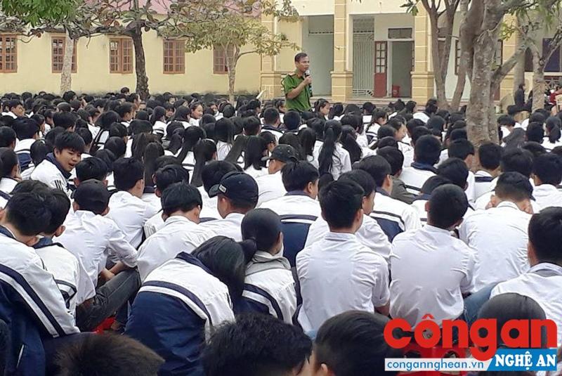 Hơn 1.400 học sinh Trường THPT Tân Kỳ được tuyên truyền Luật Giao thông đường bộ