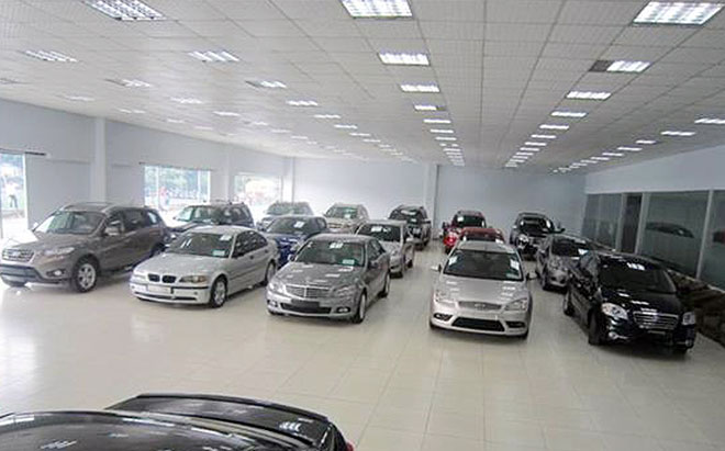 Dù chuyển sang kinh doanh xe sang nhập khẩu nhưng ông chủ salon này không khỏi lo lắng cho cảnh ế ẩm.