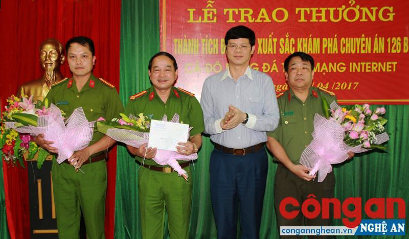 Trao thưởng cho Ban chuyên án 126B của Phòng Cảnh sát Kinh tế