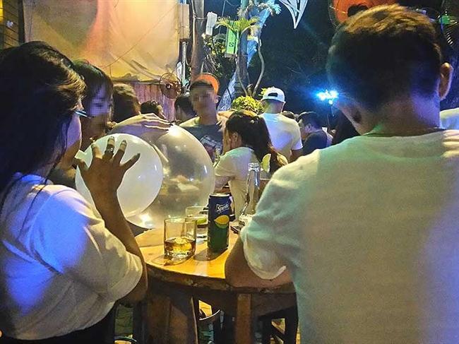   Ngày càng nhiều bạn trẻ hít bóng cười như thú vui