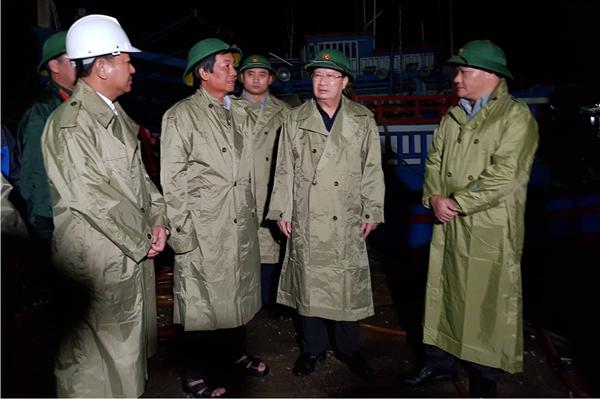 Phó Thủ tướng Trịnh Đình Dũng tại cảng cá Ninh Chữ.