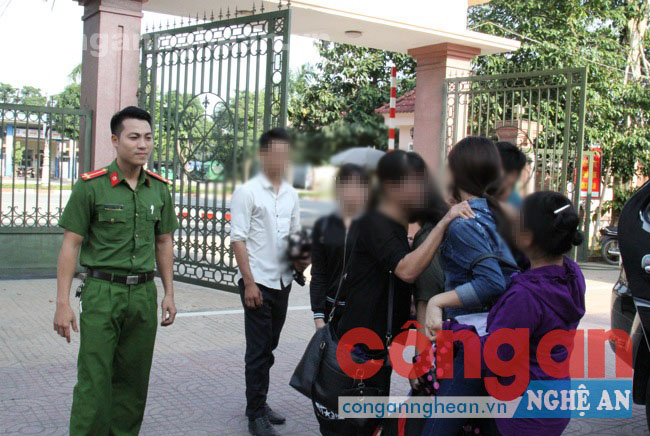 Các nạn nhân vỡ òa khi được gặp lại người thân