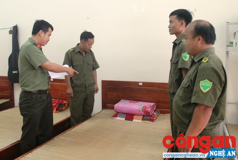 Cán bộ Trung tâm Huấn luyện và Bồi dưỡng nghiệp vụ kiểm tra điều lệnh nội vụ nơi sinh hoạt của học viên