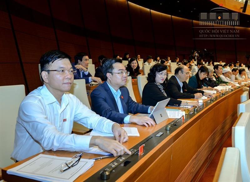Các đại biểu bấm nút thông qua Luật sửa đổi, bổ sung một số điều của Luật Các tổ chức tín dụng