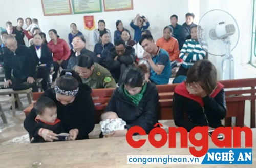 Ba chị em ruột tham gia đánh ghen (hàng ghế đầu) trong buổi công khai xin lỗi