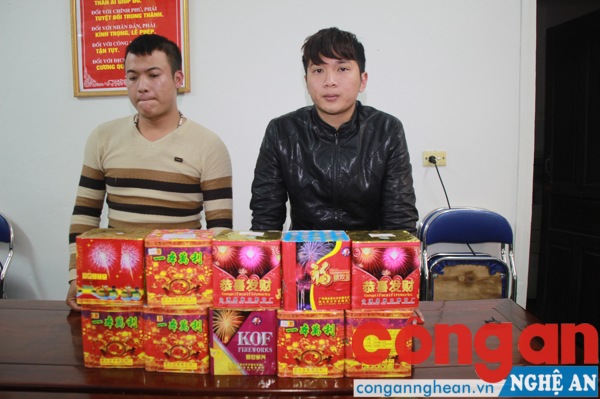 Hai đối tượng cùng tang vật tại cơ quan công an