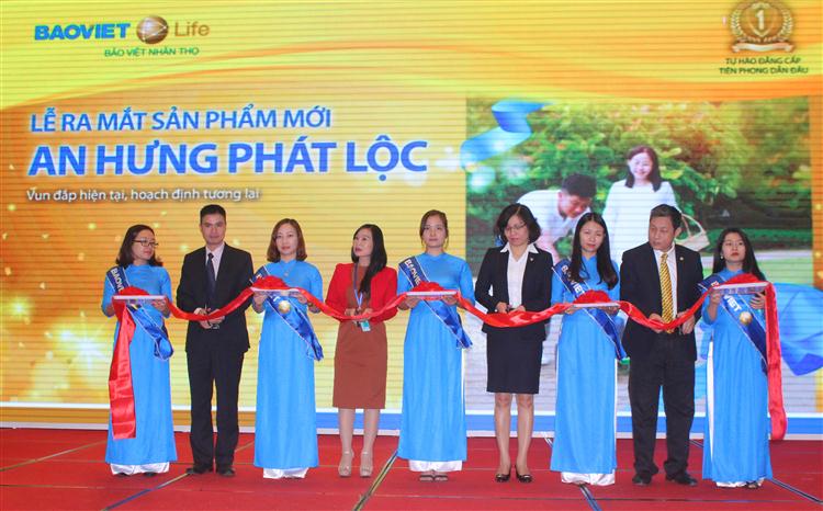 Cắt băng giới thiệu sản phẩm mới An hưng phát lộc
