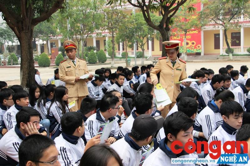  Đội CSGT Công an TP Vinh tuyên truyền, phổ biến pháp luật cho học sinh - Ảnh: Đức thắng