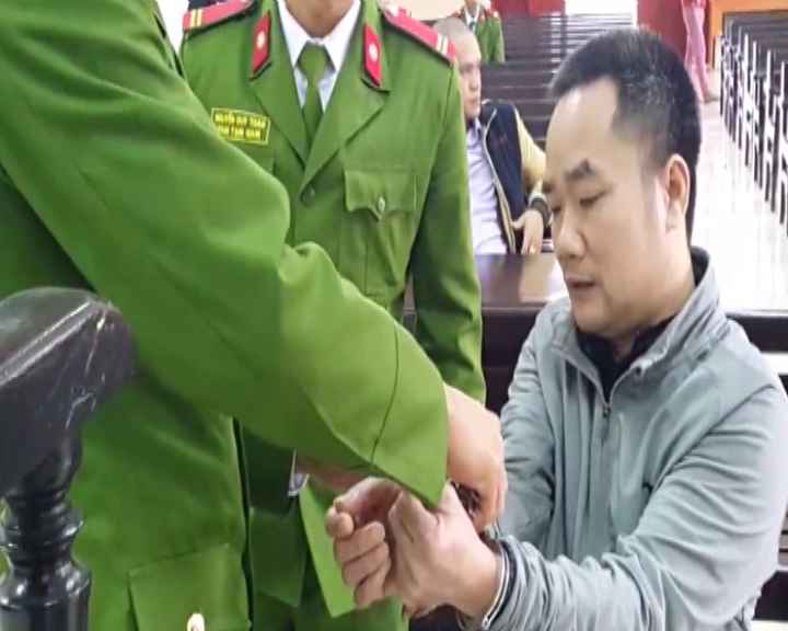 Sau khi nghe tuyên án, Thái lẳng lặng tra tay vào còng