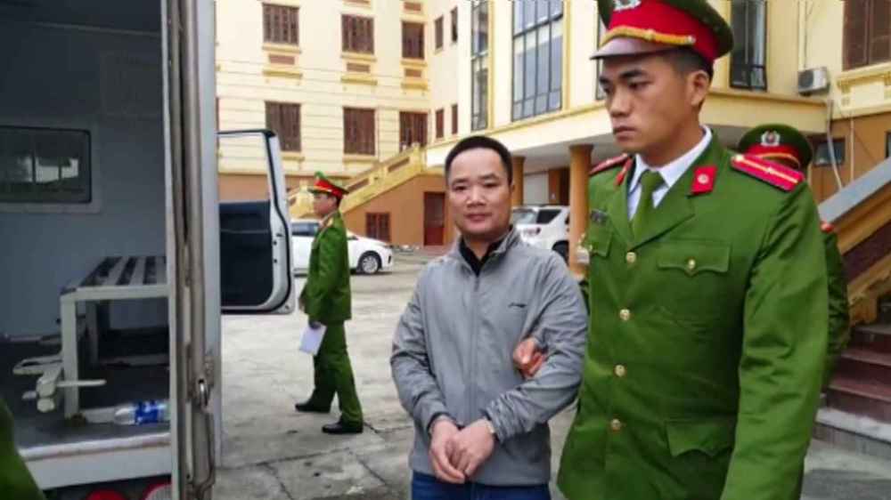 và tiếc nuối nhìn người thân trước khi lên xe về trại