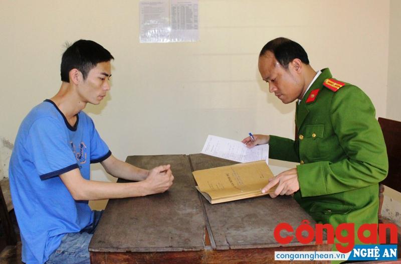Điều tra viên Đội Cảnh sát Hình sự Công an TP Vinh lấy lời khai đối tượng vi phạm pháp luật