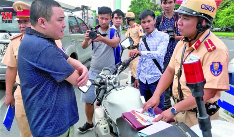 Lực lượng Cảnh sát Giao thông thường xuyên phải đối mặt với các hành vi chống người thi hành công vụ - Ảnh minh họa