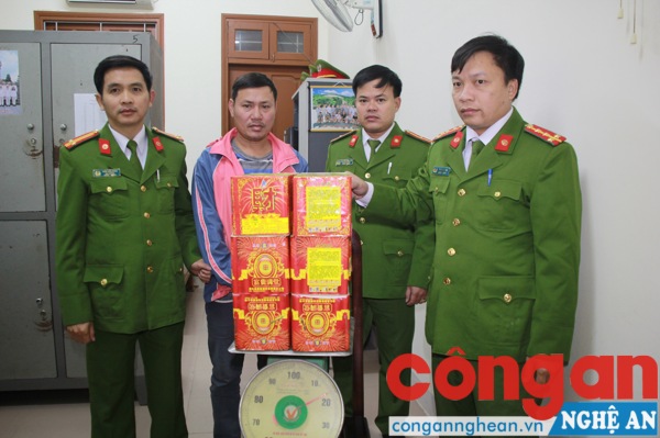 Đối tượng cùng tang vật thu giữ được tại Cơ quan Công an